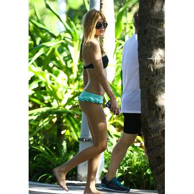 Bella Thorne: Sexy Beach-Body