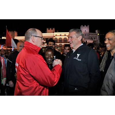 Fürst Albert marschiert für den guten Zweck