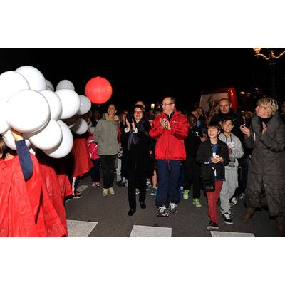Fürst Albert marschiert für den guten Zweck
