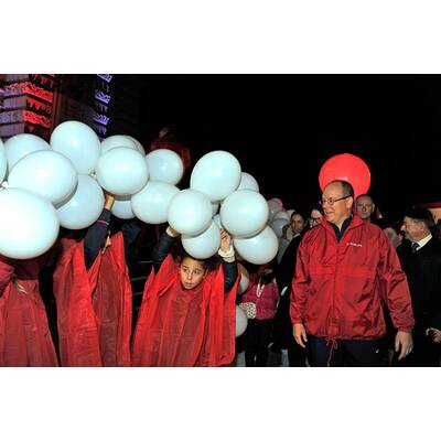 Fürst Albert marschiert für den guten Zweck