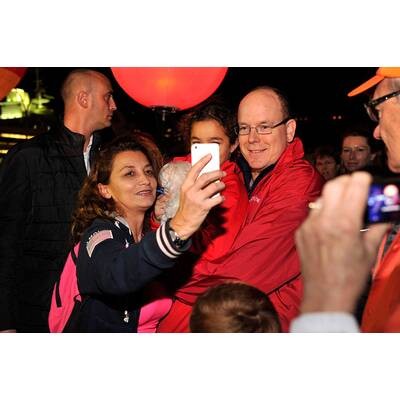 Fürst Albert marschiert für den guten Zweck