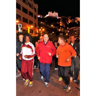 Fürst Albert marschiert für den guten Zweck