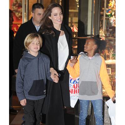 Angelina Jolie mit Töchtern unterwegs