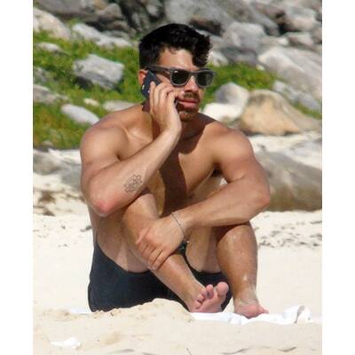 Joe Jonas relaxt am Strand