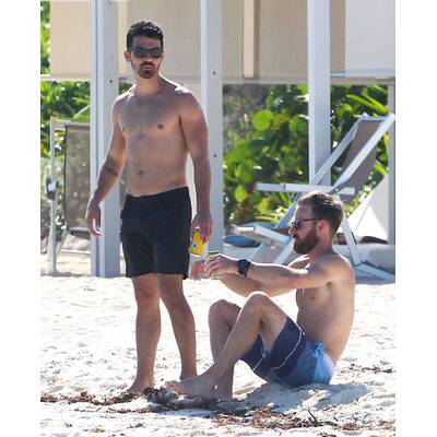 Joe Jonas relaxt am Strand