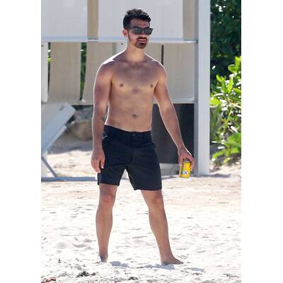 Joe Jonas relaxt am Strand