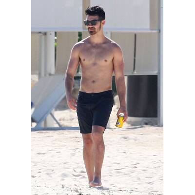 Joe Jonas relaxt am Strand