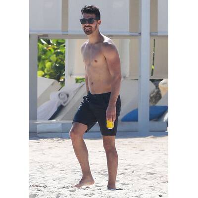 Joe Jonas relaxt am Strand