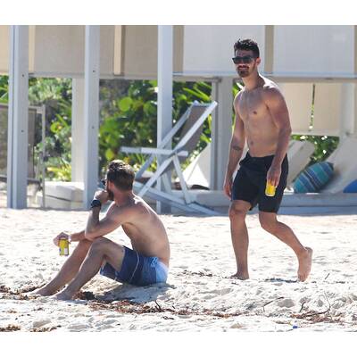 Joe Jonas relaxt am Strand