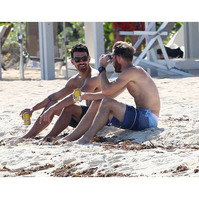 Joe Jonas relaxt am Strand