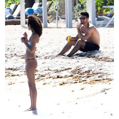 Joe Jonas relaxt am Strand