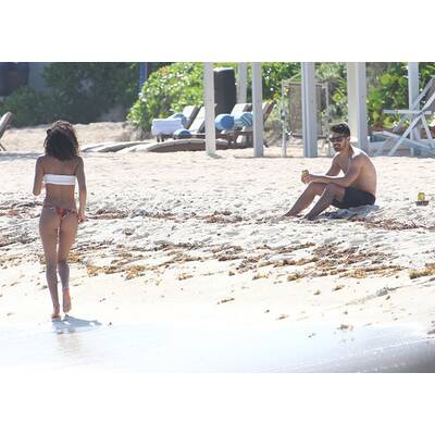 Joe Jonas relaxt am Strand