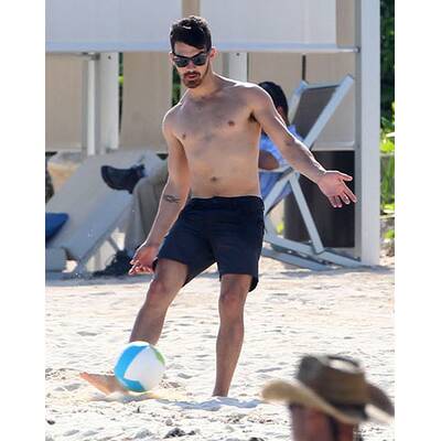 Joe Jonas relaxt am Strand