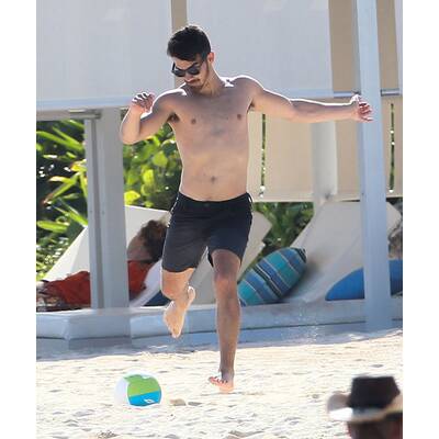 Joe Jonas relaxt am Strand