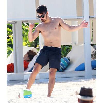 Joe Jonas relaxt am Strand