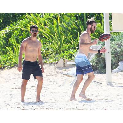 Joe Jonas relaxt am Strand