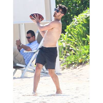 Joe Jonas relaxt am Strand