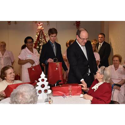 Fürst Albert spielt Santa Claus