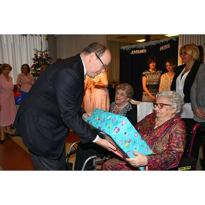 Fürst Albert spielt Santa Claus