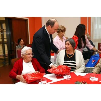 Fürst Albert spielt Santa Claus