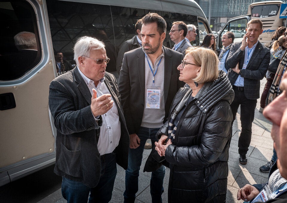 Landeshauptfrau Johanna Mikl-Leitner und Industriellenvereinigung NÖ Präsident Kari Ochsner im Gespräch mit ORF-Korrespondent Christian Wehrschütz. 