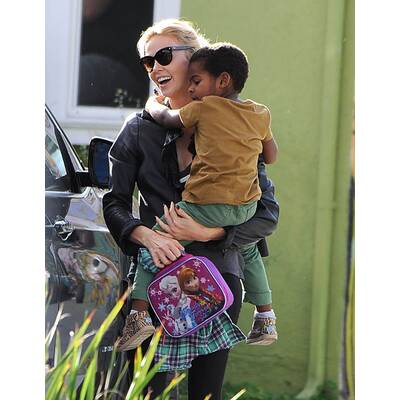 Charlize Theron knuddelt mit Sohn Jackson