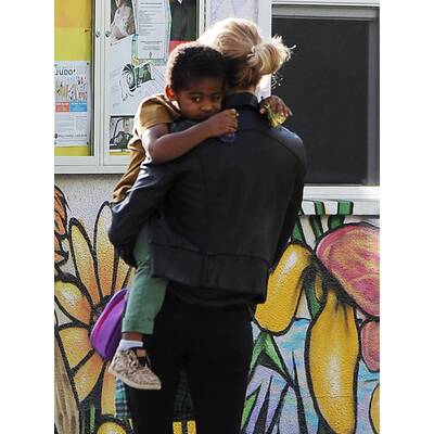 Charlize Theron knuddelt mit Sohn Jackson