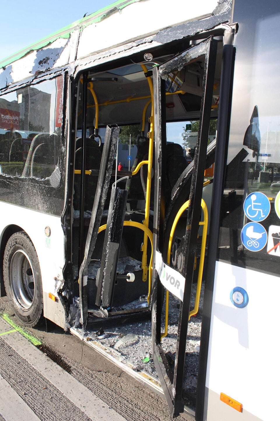 Drei Verletzte nach Crash zwischen Bus und LKW