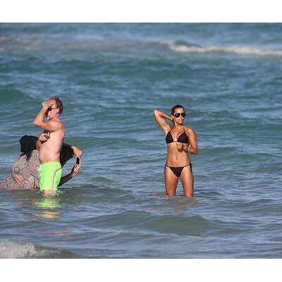 Sylvie Meis relaxt im sexy Bikini