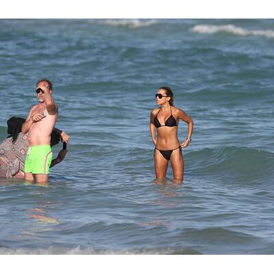 Sylvie Meis relaxt im sexy Bikini