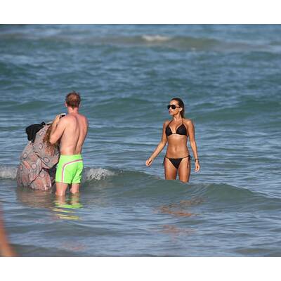 Sylvie Meis relaxt im sexy Bikini