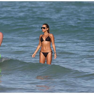 Sylvie Meis relaxt im sexy Bikini