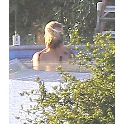 Justin Bieber & Hailey Baldwin flirten im Pool