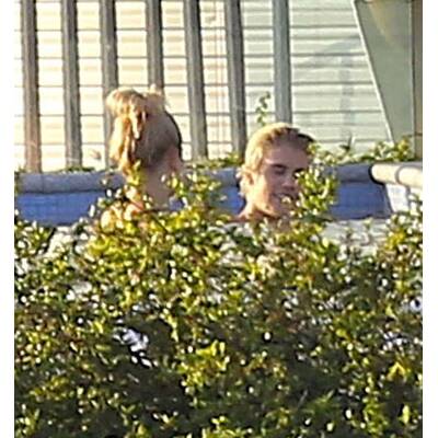 Justin Bieber & Hailey Baldwin flirten im Pool