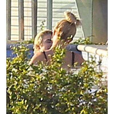 Justin Bieber & Hailey Baldwin flirten im Pool