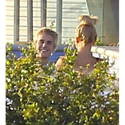 Justin Bieber & Hailey Baldwin flirten im Pool