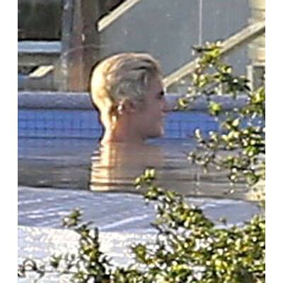 Justin Bieber & Hailey Baldwin flirten im Pool