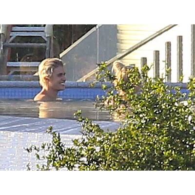 Justin Bieber & Hailey Baldwin flirten im Pool