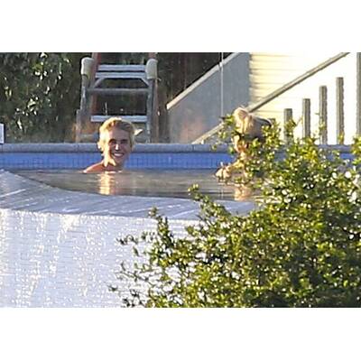 Justin Bieber & Hailey Baldwin flirten im Pool