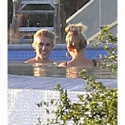 Justin Bieber & Hailey Baldwin flirten im Pool