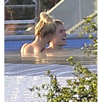 Justin Bieber & Hailey Baldwin flirten im Pool