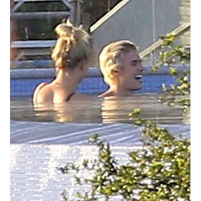 Justin Bieber & Hailey Baldwin flirten im Pool