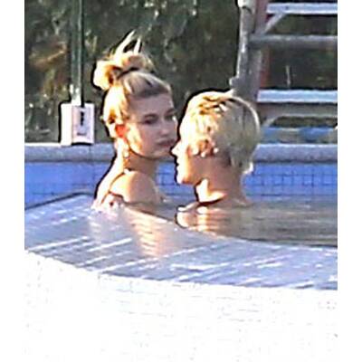 Justin Bieber & Hailey Baldwin flirten im Pool