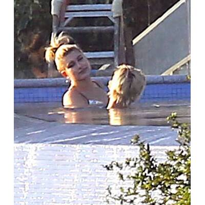 Justin Bieber & Hailey Baldwin flirten im Pool