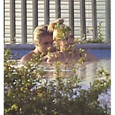 Justin Bieber & Hailey Baldwin flirten im Pool