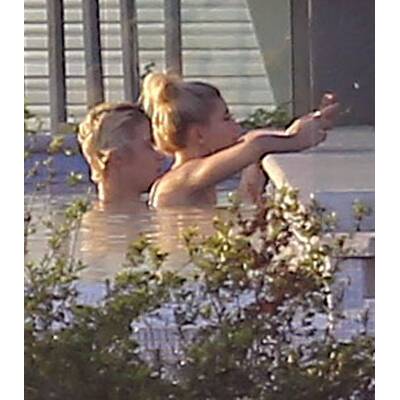 Justin Bieber & Hailey Baldwin flirten im Pool