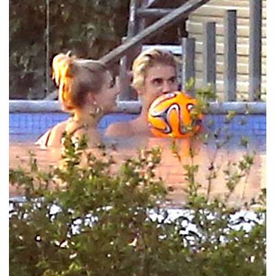 Justin Bieber & Hailey Baldwin flirten im Pool