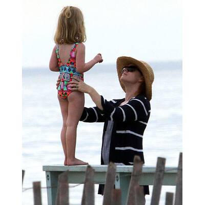 Amy Adams genießt einen Strandtag mit Tochter Aviana