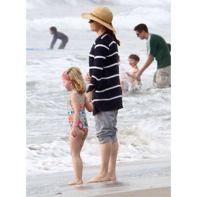 Amy Adams genießt einen Strandtag mit Tochter Aviana