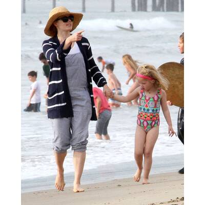 Amy Adams genießt einen Strandtag mit Tochter Aviana